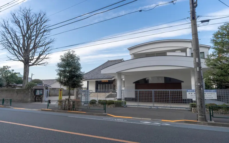 高徳寺 新井白石記念ホールの道路側から(電柱あり)