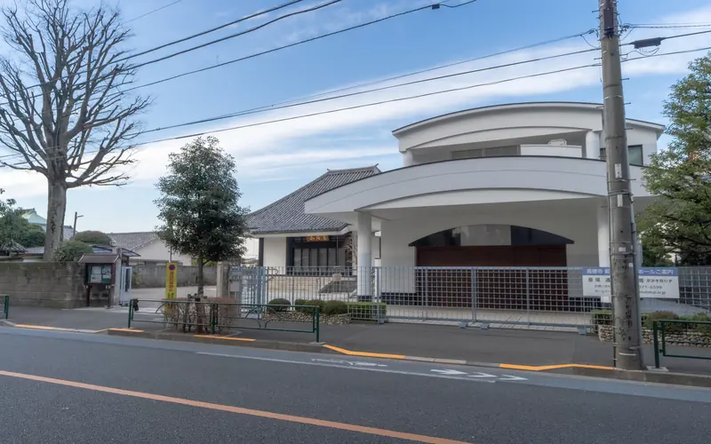 高徳寺 新井白石記念ホールの道路側から（右寄り）