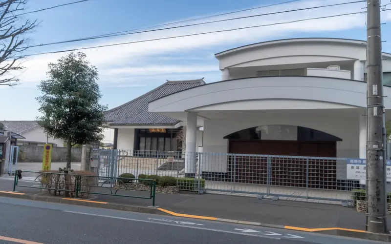 高徳寺 新井白石記念ホールの道路側から(近寄り)