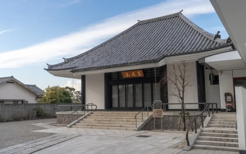 高徳寺 新井白石記念ホールの本堂(斜めから)