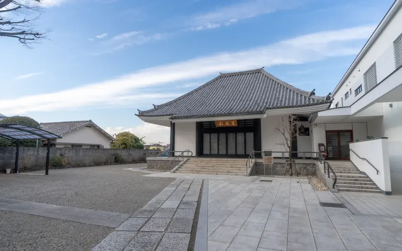 高徳寺 新井白石記念ホールの本堂と境内