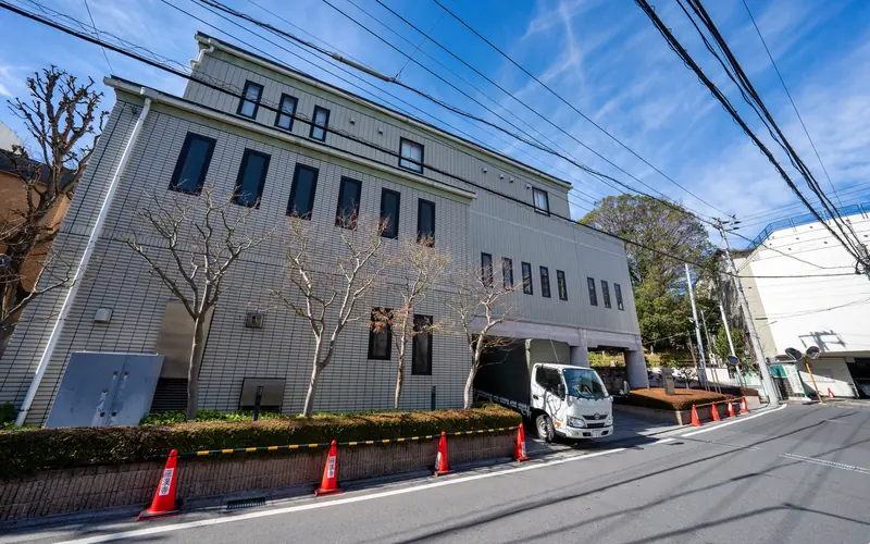羅漢会館の建物の外観(道路側)