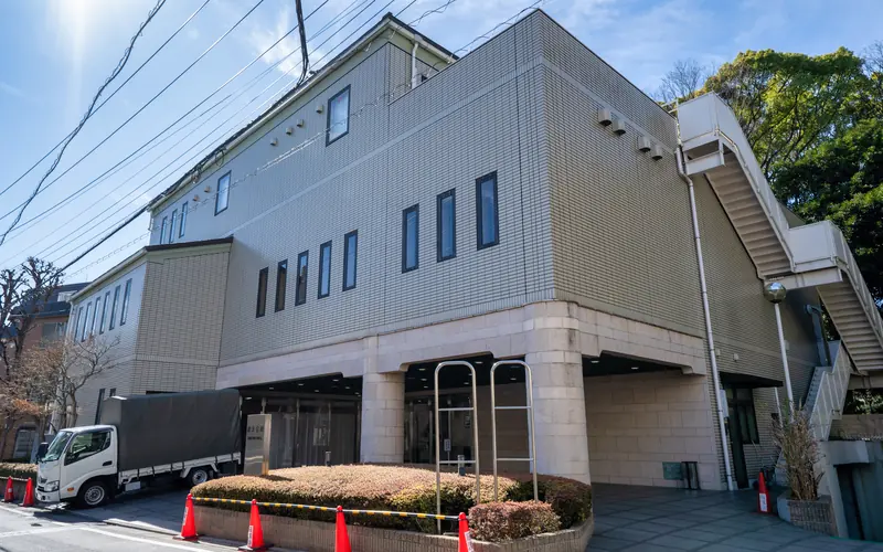 羅漢会館の建物の外観(外階段側)