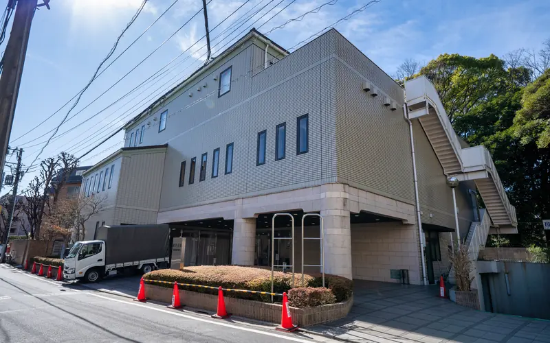 羅漢会館の建物の外観（道路から）