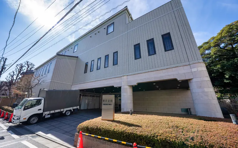 羅漢会館の建物の外観（植込み越し）