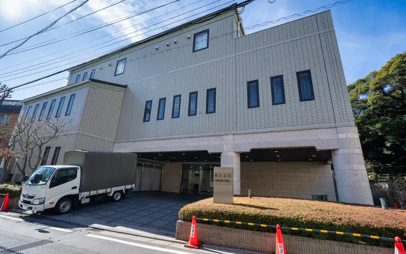 羅漢会館の建物の外観（正面右寄り）
