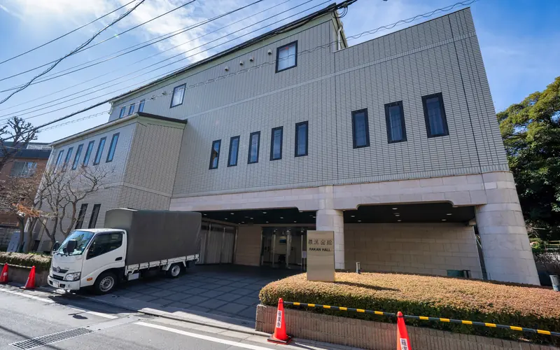 羅漢会館の建物の外観（正面やや近く）