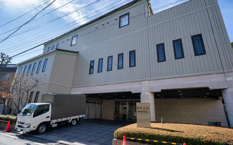 羅漢会館の建物の外観（正面斜め）