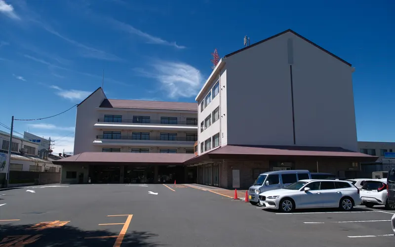 戸田葬祭場の建物の外観(駐車場側)