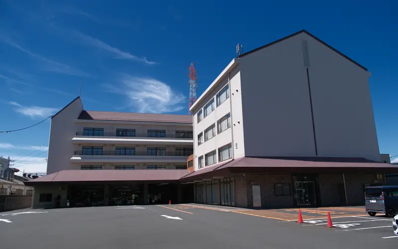 戸田葬祭場の建物の外観（広角）
