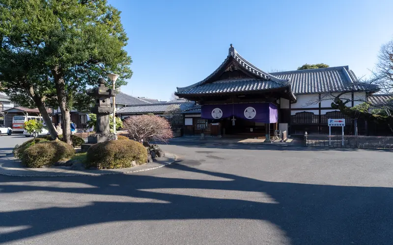 寛永寺輪王殿の紫幕の建物(遠景)