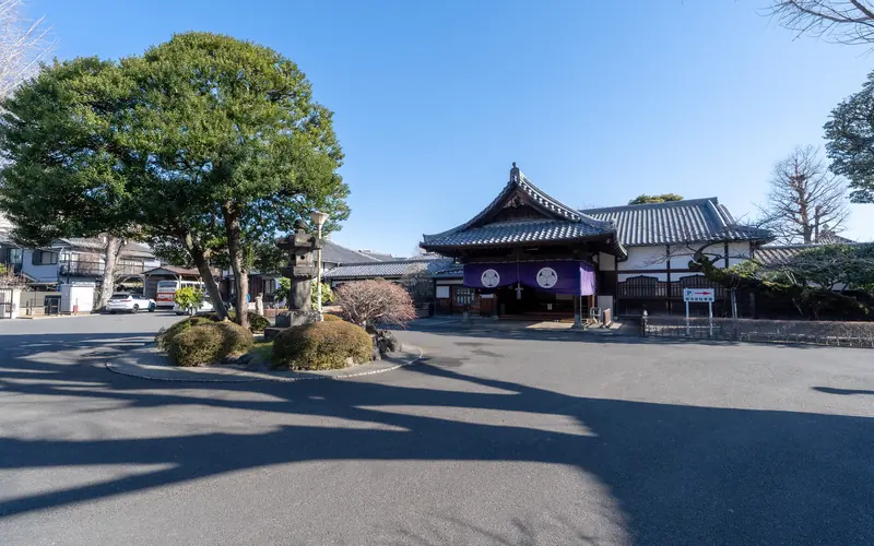 寛永寺輪王殿の紫幕の建物(遠景2)
