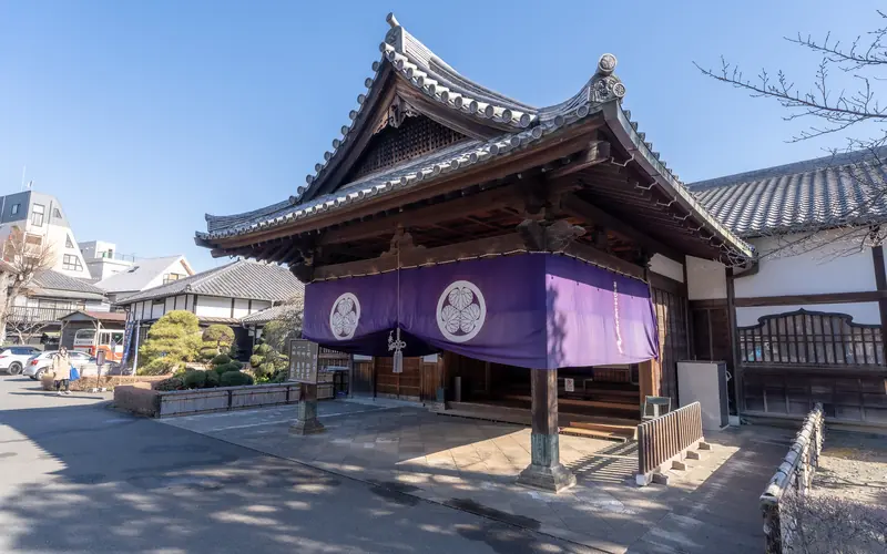 寛永寺輪王殿の紫幕の玄関(正面側)