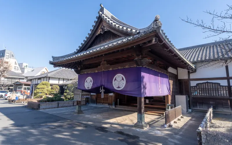 寛永寺輪王殿の紫幕の玄関(正面側2)