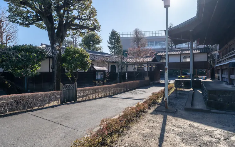 寛永寺輪王殿の建物脇の通路