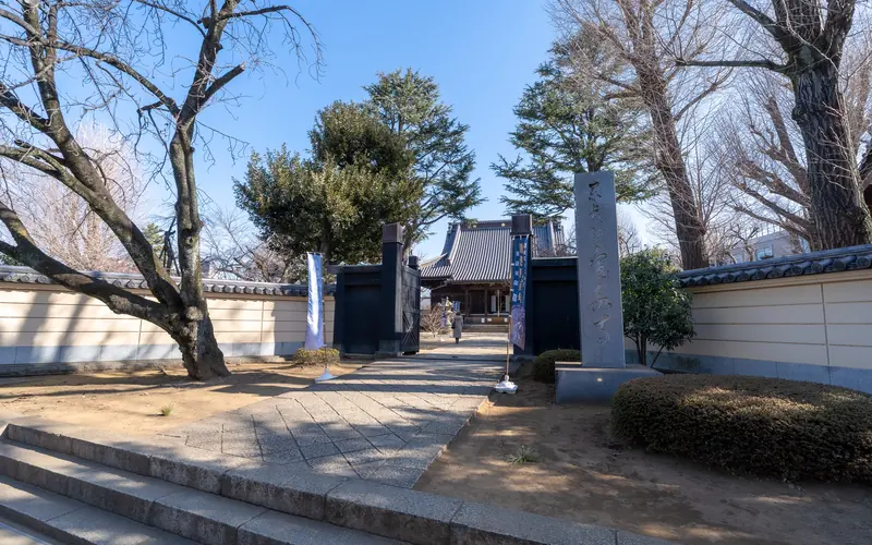 寛永寺輪王殿の境内の石標と門(別角度)