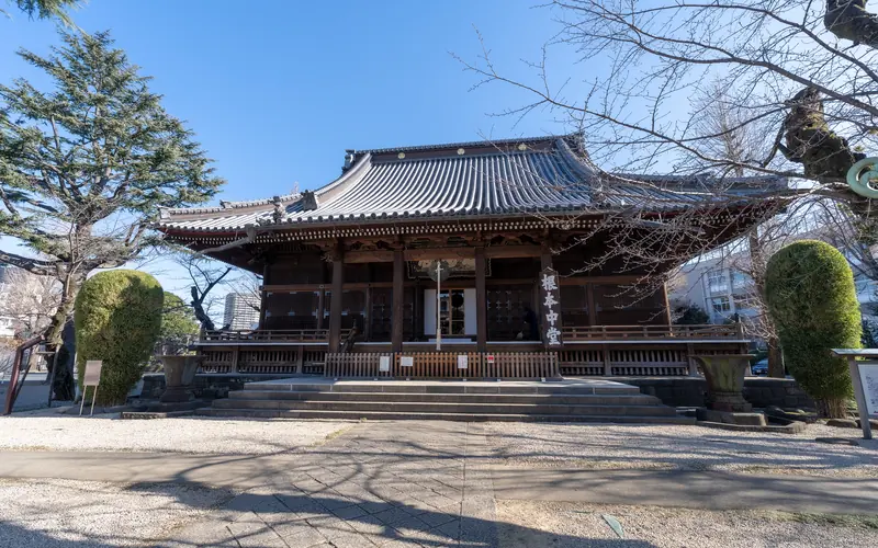 寛永寺輪王殿の本堂(やや左から)