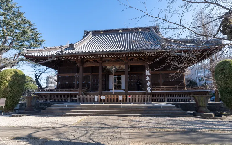 寛永寺輪王殿の本堂（やや右から）