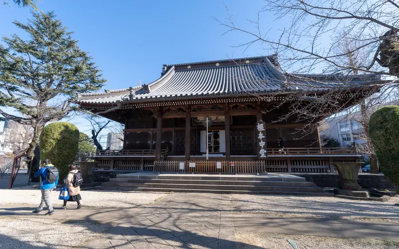 寛永寺輪王殿の本堂（参拝者あり）