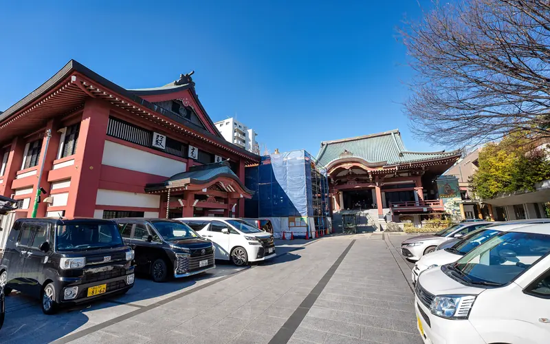 東光寺 東光殿の境内の駐車スペース