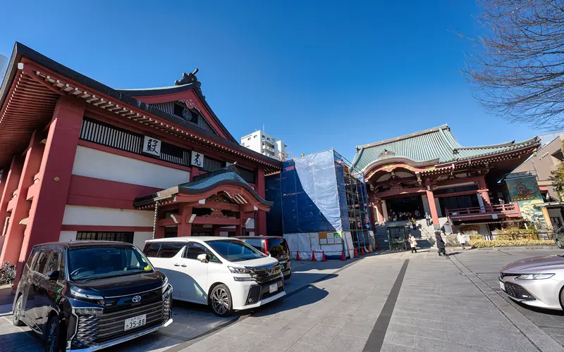 東光寺 東光殿の境内の駐車スペース