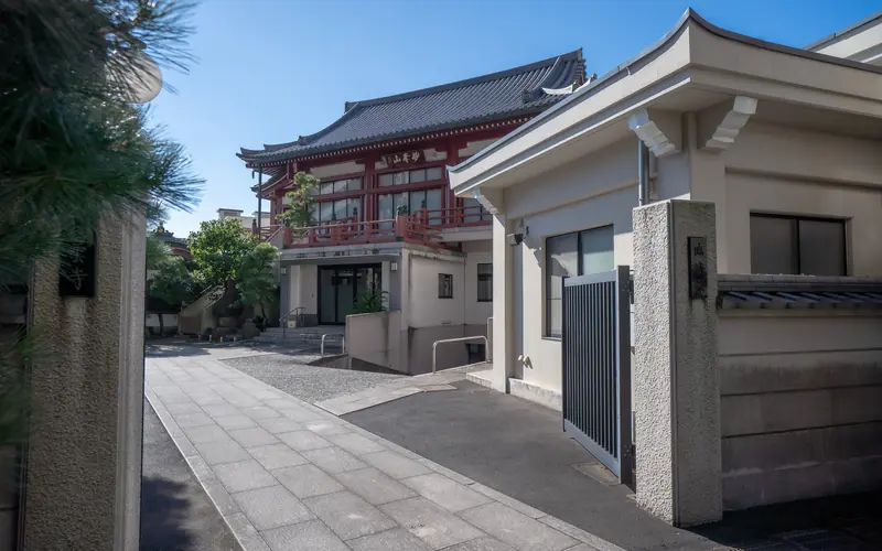 徳雲寺 妙峰会館の門から会館への通路