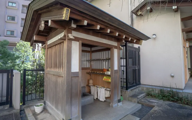 徳雲寺 妙峰会館の境内の手水舎