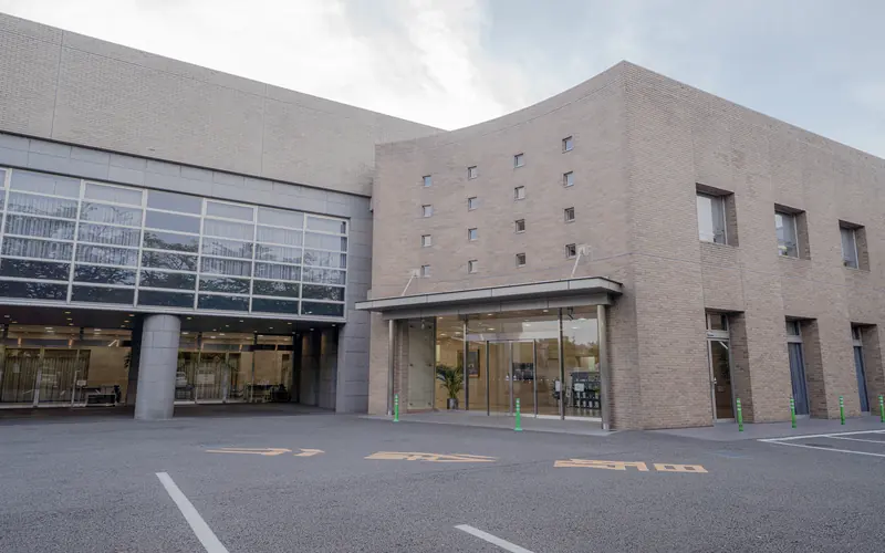 堀ノ内斎場の建物の外観(入口側)