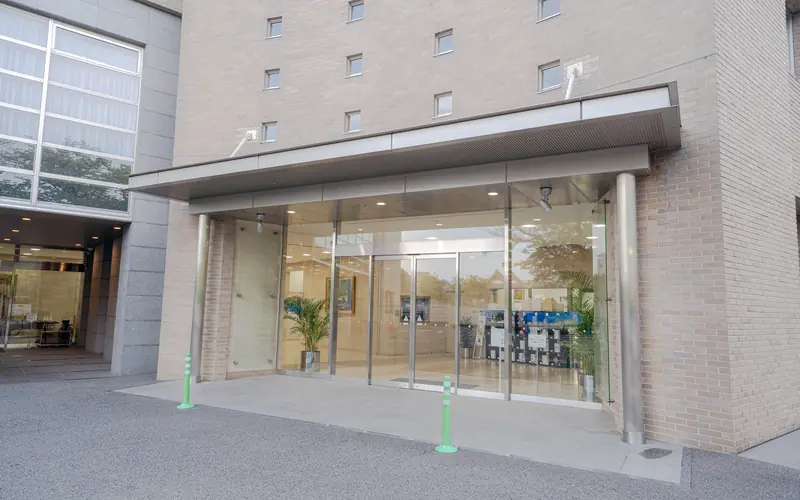 堀ノ内斎場の正面入口の自動ドア