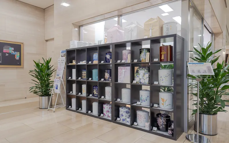 堀ノ内斎場のロビーの展示棚