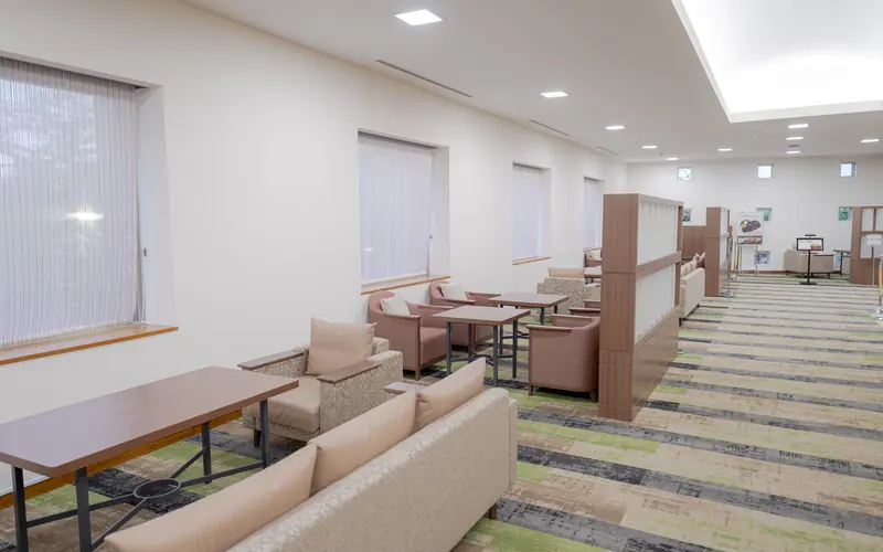 堀ノ内斎場の待合ロビー（ソファ席）