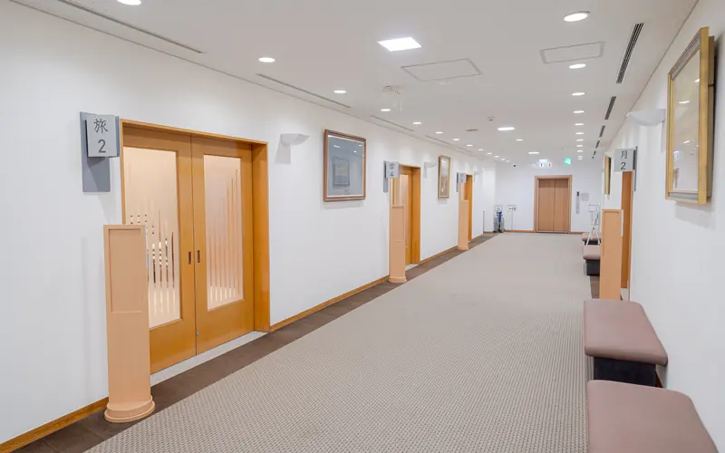 堀ノ内斎場の廊下(扉と長椅子)