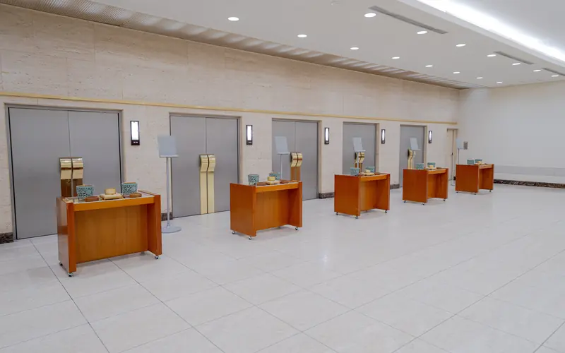 堀ノ内斎場の炉前ホール（扉が並ぶ壁）