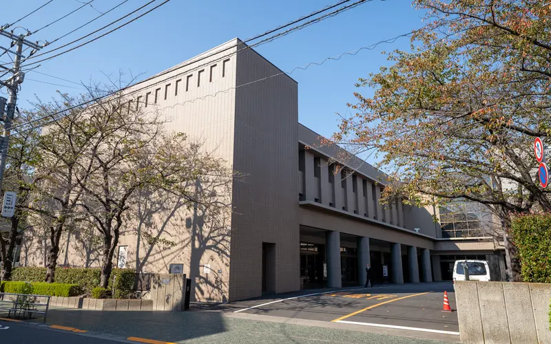 町屋斎場の建物の外観（側面）