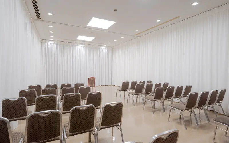 町屋斎場の式場（斜め後方から）