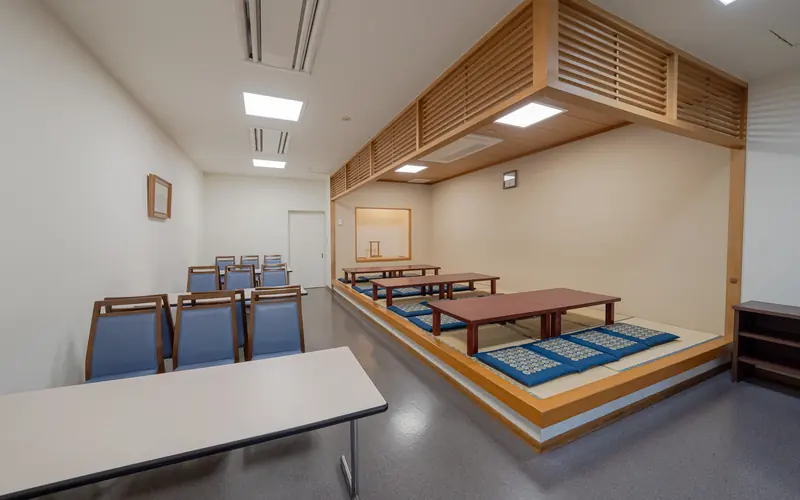 町屋斎場の控室（和室側を望む）