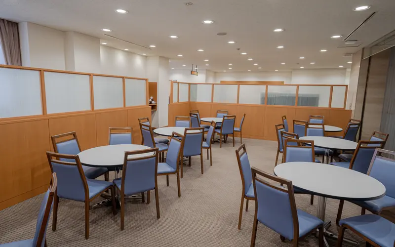 町屋斎場の丸テーブルの席（広角）