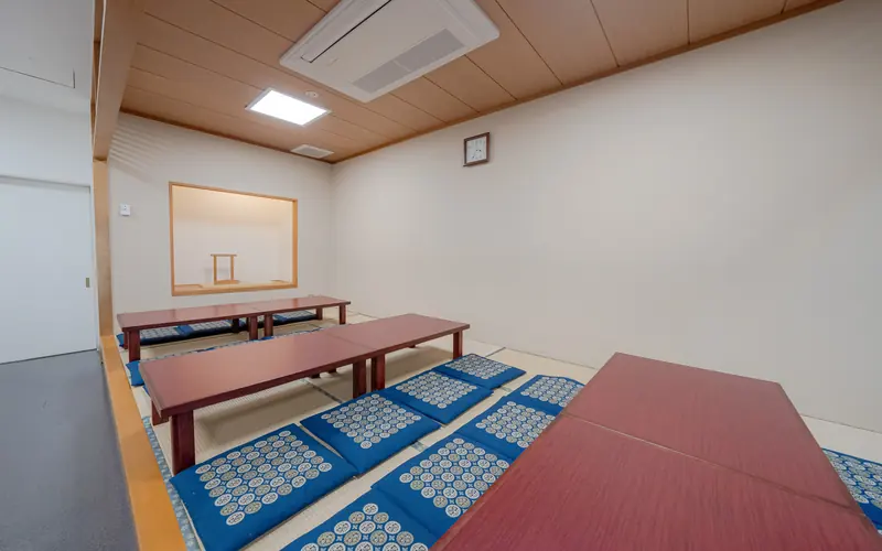 町屋斎場の畳の座席と座卓