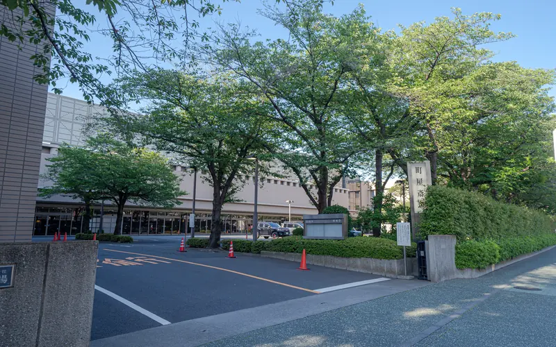 町屋斎場の敷地入口付近の道路