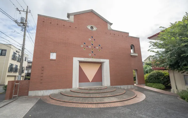 寿光院の建物正面（右寄り）