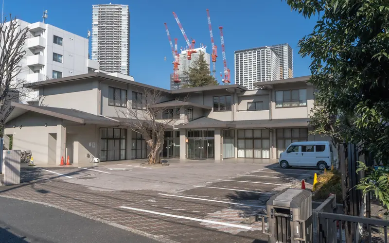 南池袋斎場の建物の外観(左手前から)