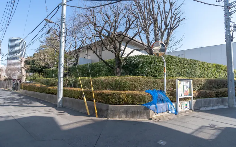 南池袋斎場の周辺の道路(掲示板前)