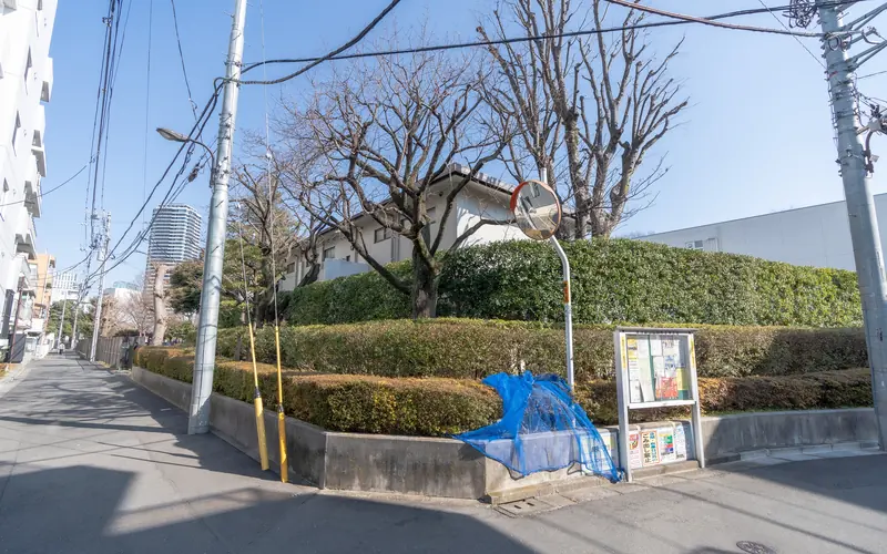 南池袋斎場の周辺の道路（植込み沿い）