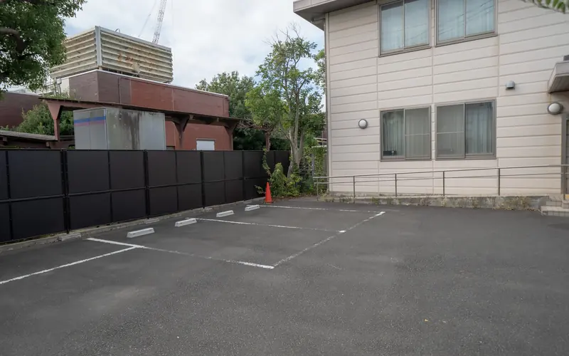 椿中央会館の駐車場(建物の脇)