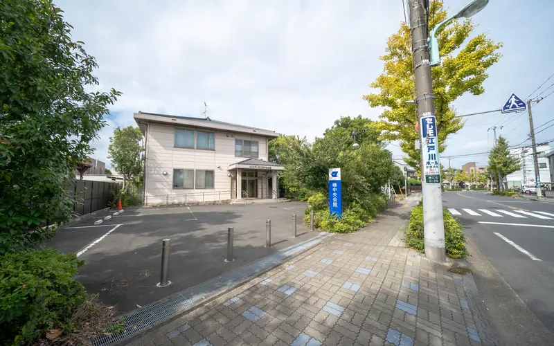 椿中央会館の前の歩道と交差点