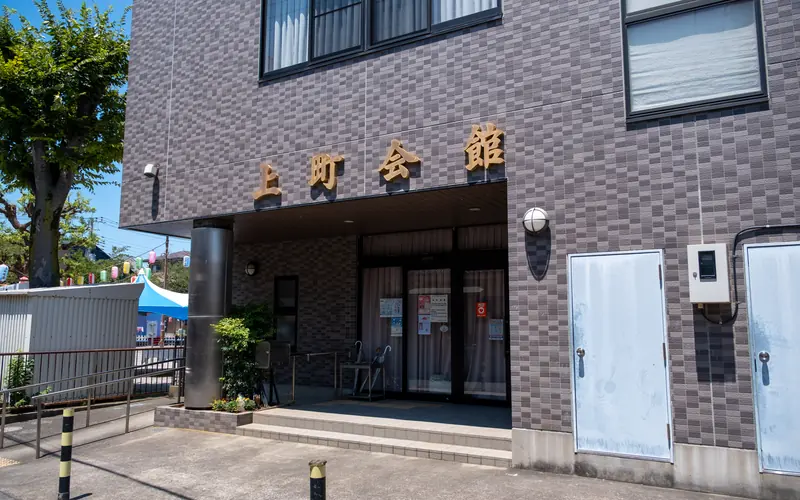 上町会館の入口の自動ドア周辺
