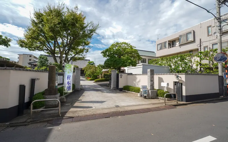 上妙寺慈恩堂の寺の門前と道路