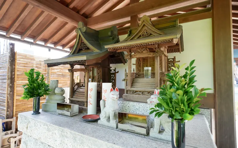 上妙寺慈恩堂の境内の小さな祠