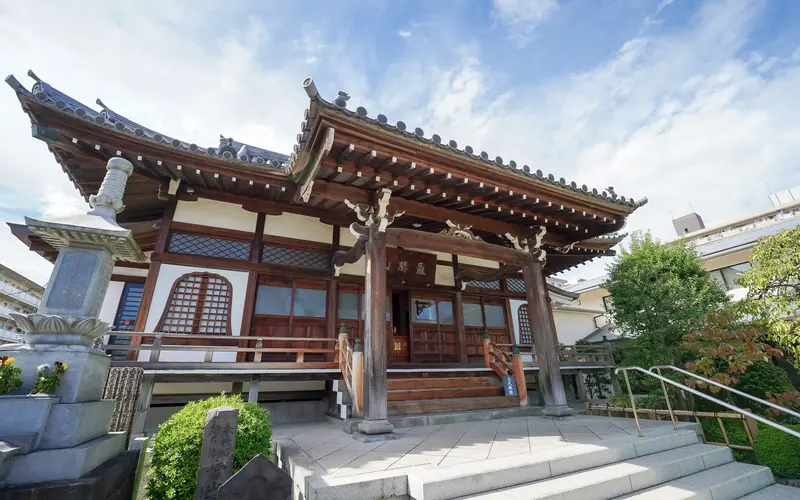 上妙寺慈恩堂の本堂(斜め前から)