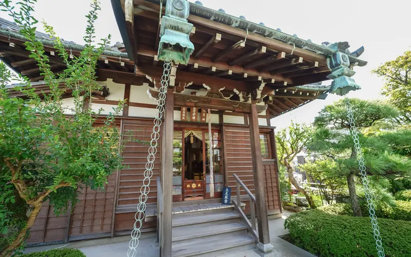 上妙寺慈恩堂の本堂（鎖樋のある側面）
